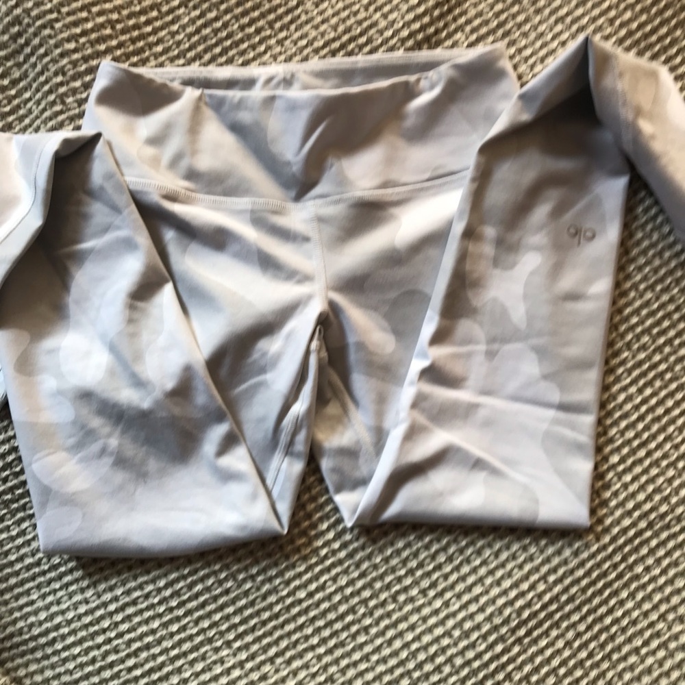 Airbrush legging in white camo. Full length